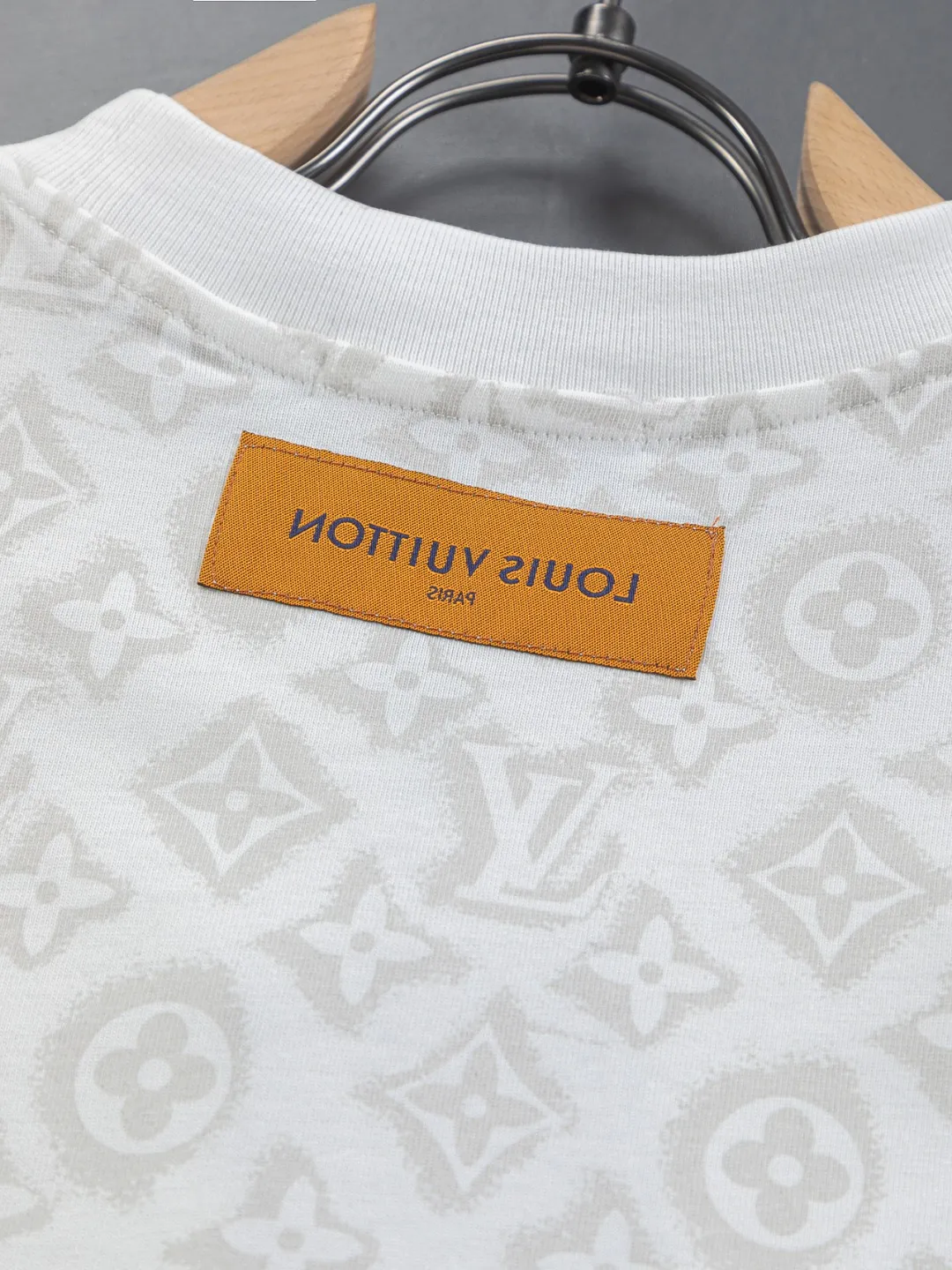 🅿️200 Louis Vuitton 1V LV micro-wide version S-XL LV 26ss new products are available at the counter simultaneously. Multiple craftsmanship, full jacquard presbyopia letter logo printing, round neck short-sleeved T-shirt, same style for men and women! Consigned to one-to-one creation. Synchronized with the official website, pure cotton fabrics at the counter! It is close to the skin and comfortable, durable and easy to wear. It has a classic and simple logo design and meticulous original craftsmanship. Short-sleeves, a must-have item for men, do not appear to be the same for the general public, but must be unique and eye-catching. This LV short-sleeve is all about quality, comfort, the same shape and fashion as always, including fabrics and cutting techniques. All of them have been made with great effort! 320 grams of washed pure cotton fabric, pure cotton is breathable, very refreshing and comfortable for daily wear. The rib knitting on the neckline is smooth and tight, and the neckline will not be skewed if you toss it at will. The loose version, you will find that it looks really good on the upper body. The overall is minimalist and neat, super versatile for daily use! Pair it casually with a pair of pants for a youthful look. A T-shirt will make your outfit crazy. It is a fashionable item that can never go wrong! Color: Black White Size: S-XL Size chart: S: Shoulder width 50-Bust 56-Length 70 M: Shoulder width 52-Bust 57-Length 72 L: Shoulder width 54-Bust 59-Length 74 XL: Shoulder width 56-Bust 62-Length 76